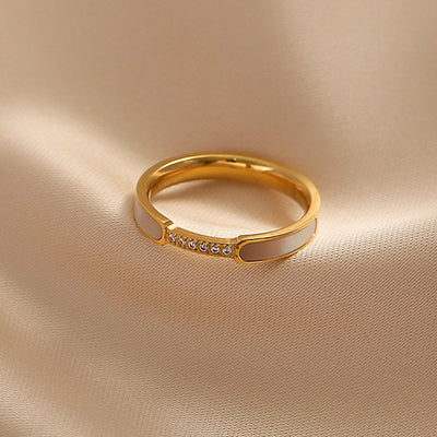 Anel de luxo de gama alta em aço de titânio para mulher, cravejado de diamantes e madrepérola branca, moderno e versátil, com seis diamantes, madrepérola branca, não perde a cor