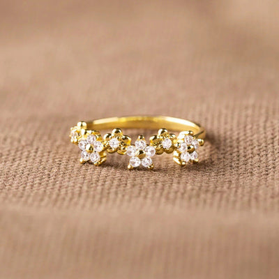 Anel dourado delicado e personalizado para mulher