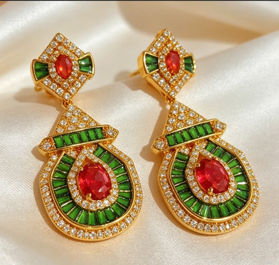 Deslumbrante design em gota de estilo palaciano vintage, com zircónias vermelhas e verdes vibrantes incrustadas