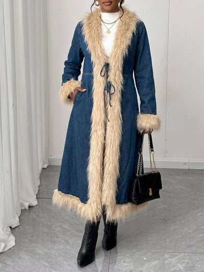 Long manteau en denim noué devant à bordure en fausse fourrure