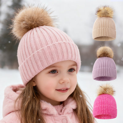 Bonnet en maille avec pompon en fausse fourrure