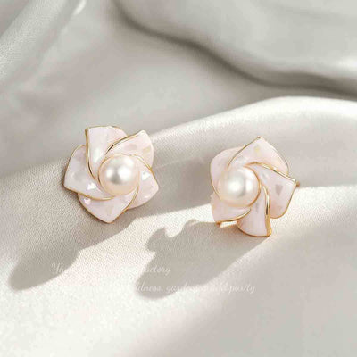 French-style Shell And Camellia Pearl Earrings With A Gentle Floral Design, Women's Light Luxury, Simple, Everyday, High-end Earrings