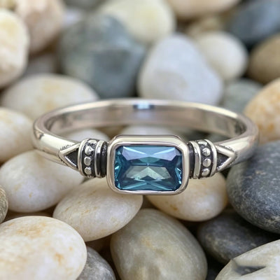 Anel de design de luxo acessível Yanbai, zircónia azul prateada, anel elegante e versátil de luxo acessível para mulher, cobre micro-cravejado com zircónias